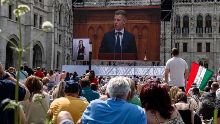A tiszás népünnepély arca lett – most elmondta, miért örül a hirtelen népszerűségnek a Mi vagyunk a Grundot fordító jelnyelvi tolmács