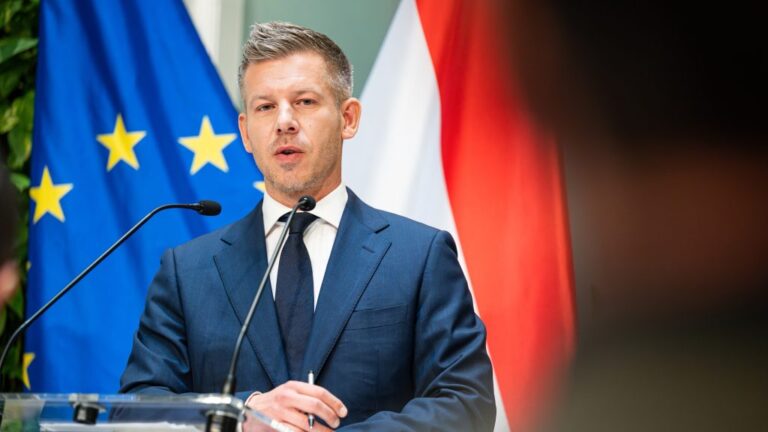 Magyar Péter 2 százalékos növekedésre számít, a nyugdíjasok pedig ősszel kaphatják meg a támogatást