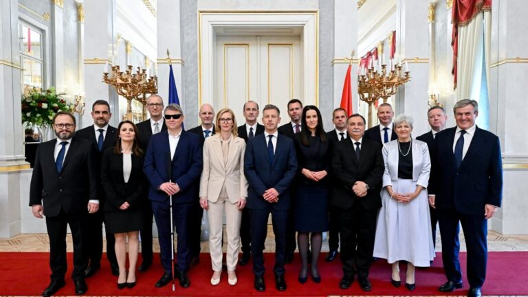 Sulyok Tamás egyhelyben álldogált, és lemaradt a miniszterek megbízólevél-átadási képéről