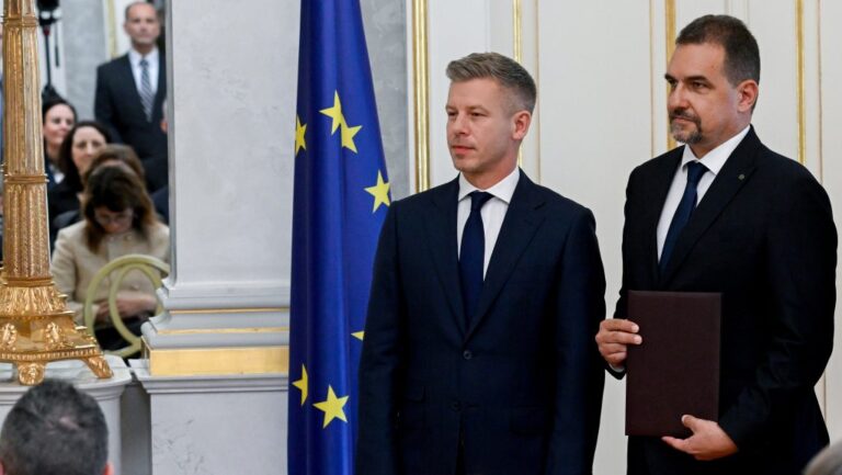 Belső vizsgálat indult a Duna Médiaszolgáltatónál, miután Sulyok Tamást levágták Magyar Péter és Bóna Szabolcs fotójáról