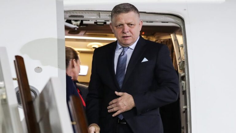 Fico Moszkvában beszélt arról, hogy jó kapcsolatot akar kialakítani Magyar Péter kormányával