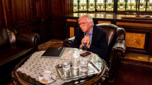 Hankó Balázs apjának lemondását követelik a gyógyszerész kamara éléről