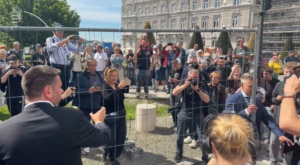 Magyar Péter Pósfaival és Vitézyvel együtt kezdte elbontani a Karmelitát körüli kordont