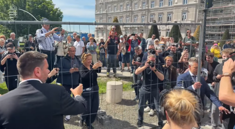 Magyar Péter Pósfaival és Vitézyvel együtt kezdte elbontani a Karmelitát körüli kordont