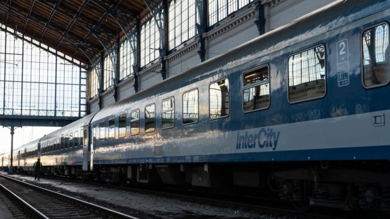 Kisiklott egy motorvonat a Nyugatinál, korlátozták a pályaudvar forgalmát