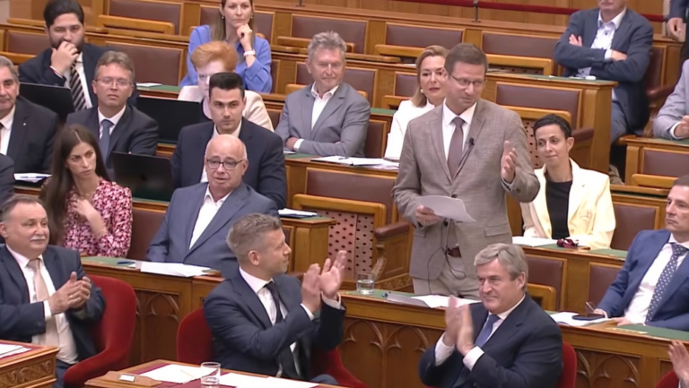 Magyar Péter odaült Gulyás Gergely elé a parlamenti vitán, hogy közelről kommentálja a felszólalást