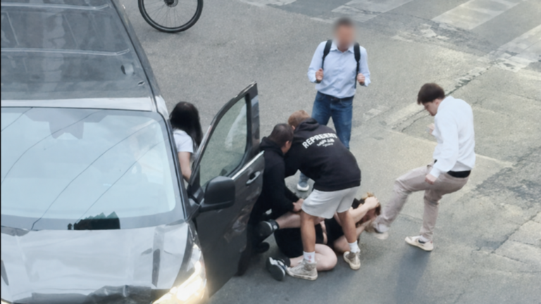Kirángatták az autójából és a földön rugdosták a sofőrt a VI. kerületben történt baleset után – videó