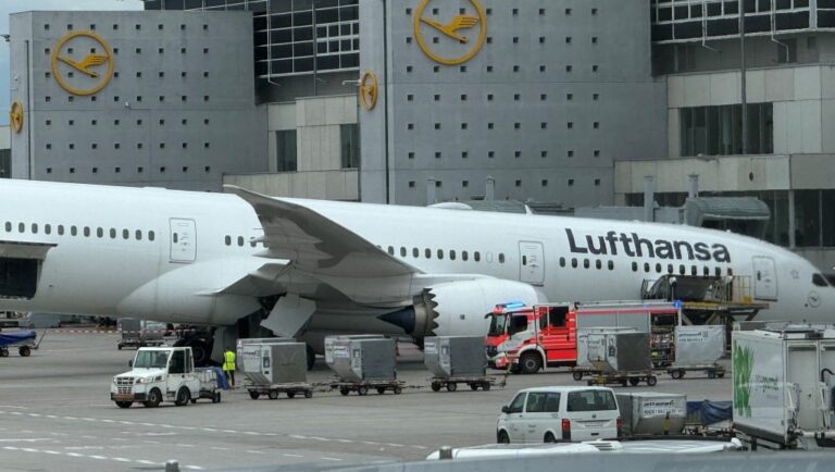 A Los Angeles-i indulás előtti percekben csuklott össze a Lufthansa utasszállítójának orrfutóműve