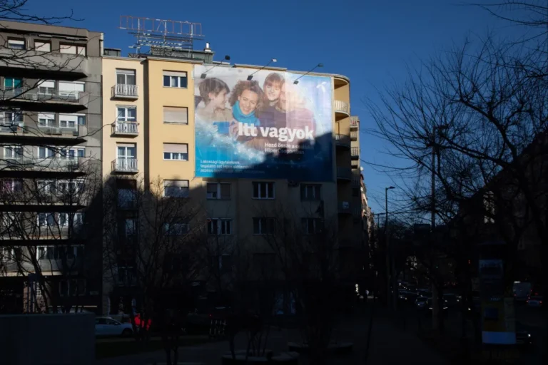 Szeptember 30-ig le kell bontani a gigaplakátokat a most megjelent törvényjavaslat szerint