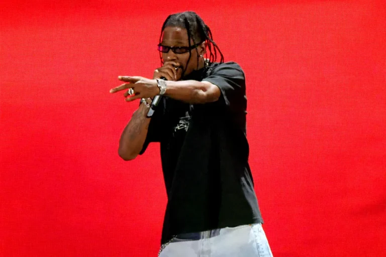 Szoboszlai és Azahriah mellett kisebb pánik is volt Travis Scott csepeli buliján, a repper késett, a bútorok repkedtek