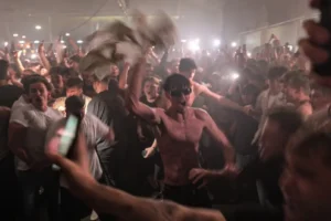 Egyszer csak a fejemen landolt egy kerti bútor – ilyen volt Travis Scott budapesti bulija