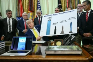 Trump azzal flexelt a Fehér Házban, hogy nagyobb a medencéje, mint a felhőkarcolók