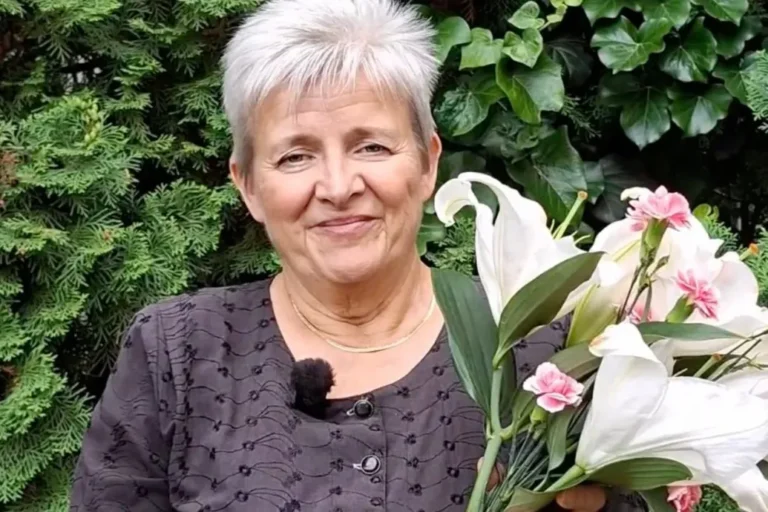 Egy szép virágcsokor mellett az autonómia és a megbecsülés ígéretével köszöntötte Lannert Judit a pedagógusokat