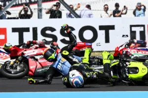 Tömeges rajtbaleset után ismét Márquez nyerte a gyorsaságimotoros-vb Magyar Nagydíját