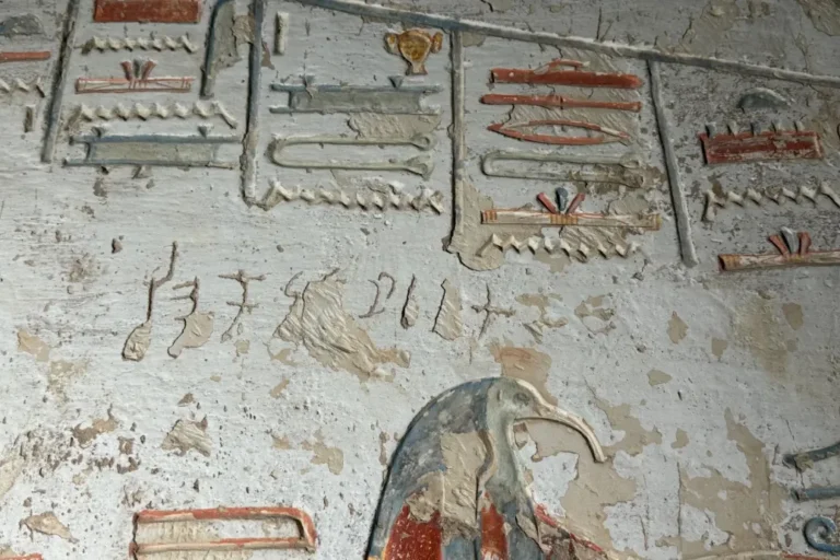 Már kétezer éve is léteztek bunkó turisták, akik összefirkálták a műemlékeket
