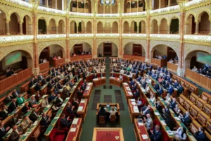Ellenszavazat nélkül ment át a devizahiteles törvényjavaslat