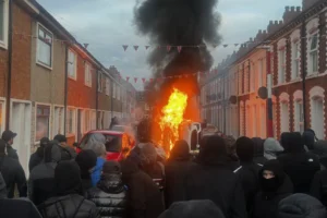 Felgyújtott házak, betört ablakok, városszerte lángoló autók