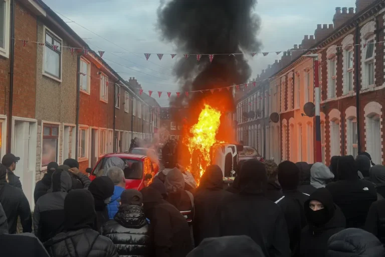 Felgyújtott házak, betört ablakok, városszerte lángoló autók