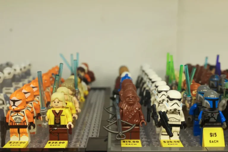 Egy idős férfi vagyonokat érő Lego-gyűjteménye, egy mindenre elszánt youtuber és a véget nem érő PR-katasztrófa
