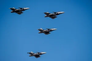 Izraelből Csehországba tartó utasszállító miatt kellett riasztani a magyar Gripeneket