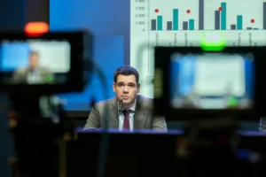Várja a kormány az alacsonyabb kamatokat, de ezt széllel szemben kéne elérni