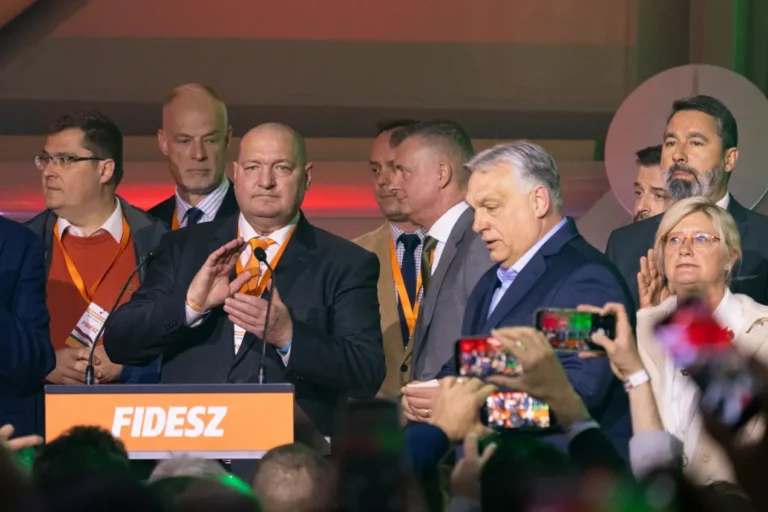 Egy évet kap Orbán arra, hogy gatyába rázza a padlóra került Fideszt