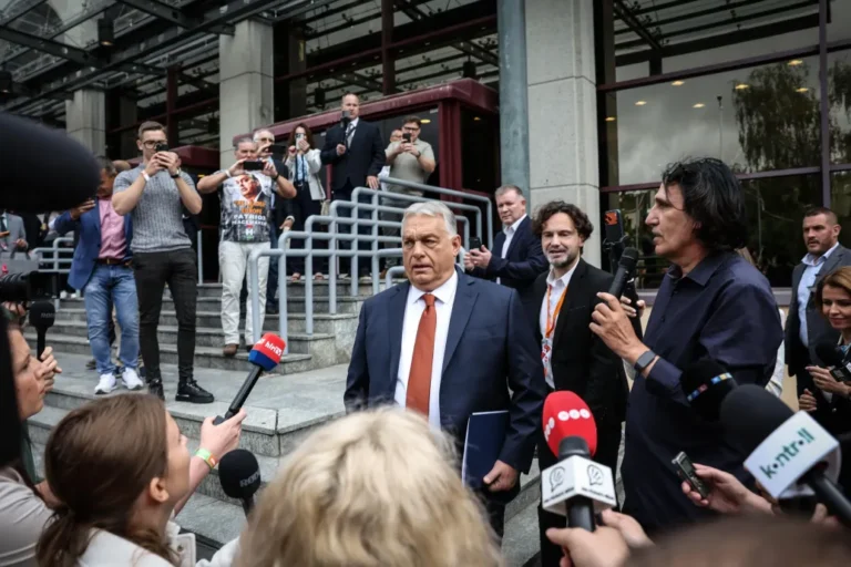 Orbán Viktor szerint az ország a gazdasági és politikai káosz felé tart