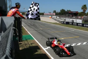 Hamilton közel két év után nyert újra az F1-ben, Antonelli és Leclerc az utolsó körökben estek ki