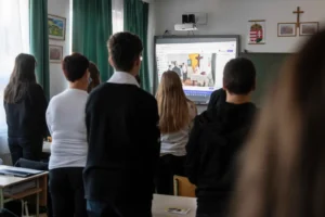 Elitiskolák, egyházi iskolák, út szélén hagyott lemaradók: konfliktusok közt egyensúlyoz az új oktatási miniszter