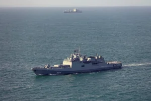 A brit miniszterelnök szerint rendkívül aggasztó a La Manche csatornán figyelmeztető lövéseket leadó orosz hadihajó ügye