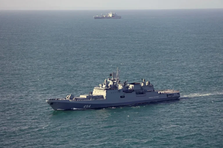 A brit miniszterelnök szerint rendkívül aggasztó a La Manche csatornán figyelmeztető lövéseket leadó orosz hadihajó ügye