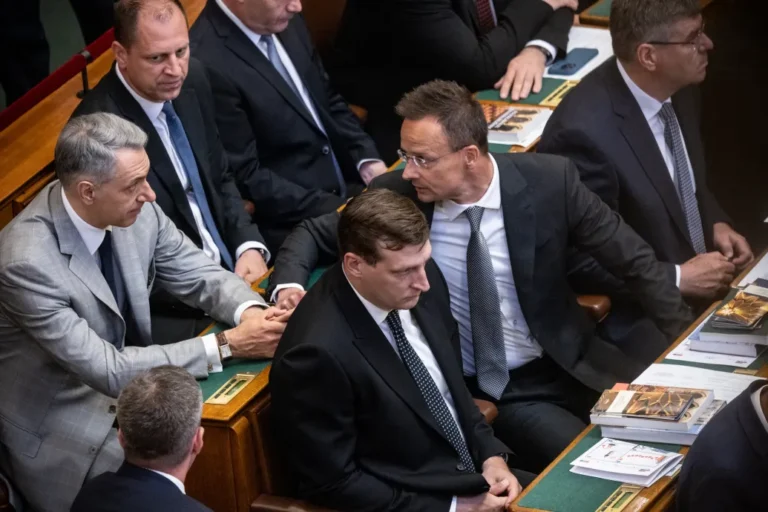Lázár János és Szijjártó Péter alig jár be a parlamentbe, de eddig megúszták a büntetést