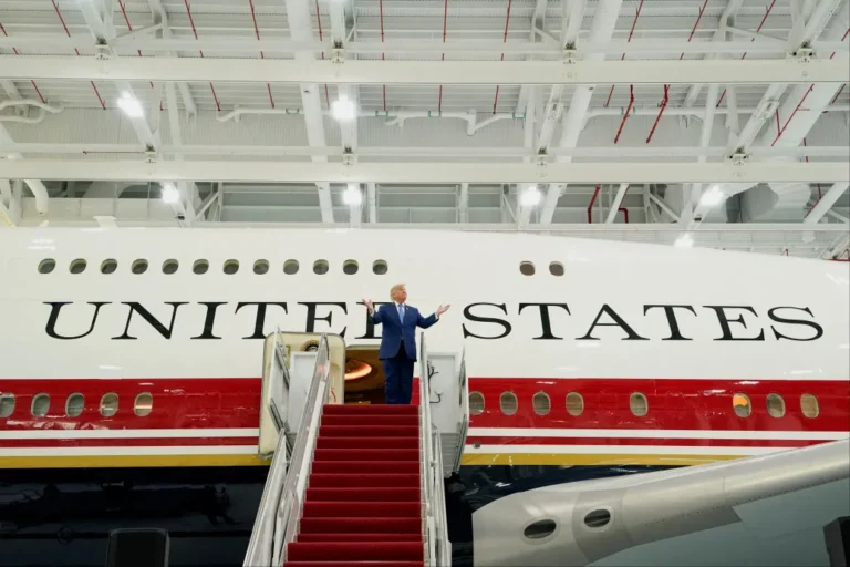 Trump bemutatta az új Air Force One-t: egy Katartól ajándékba kapott gépet