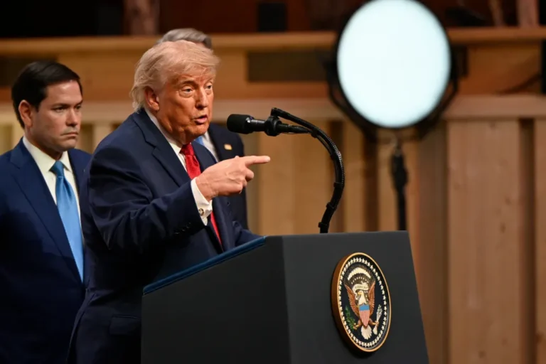 Vissza se juttok a kib… országotokba! – üzente Trump a Hormuzi-szorosról tárgyaló irániaknak