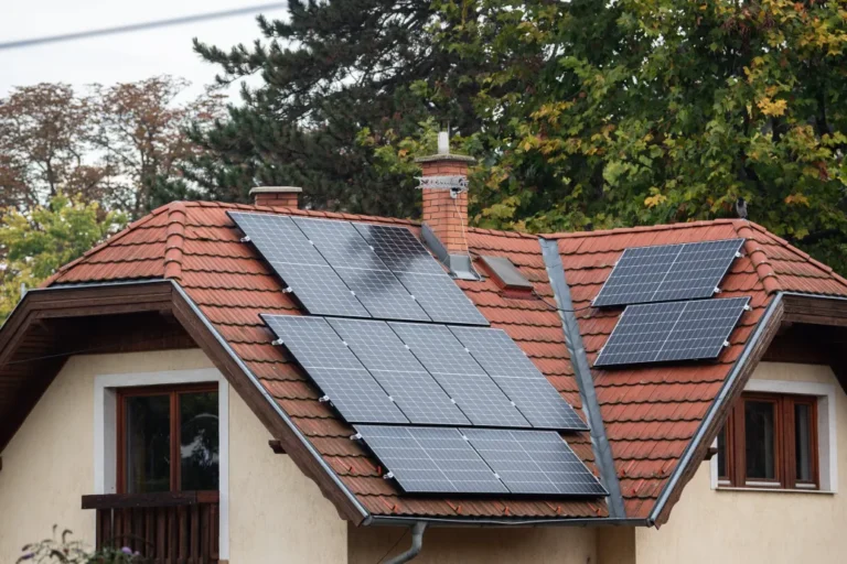 Orbánék tétlenkedése miatt összezsugorodtak a napelemes és egészségügyi célok, Magyarék a zöld közlekedésre gyúrnak