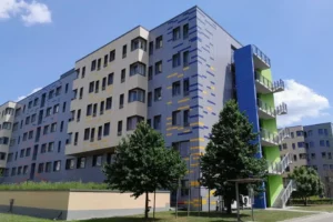 Leállt a klíma a győri kórház egyik szárnyában, vizet osztanak a betegeknek