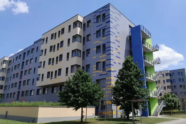 Leállt a klíma a győri kórház egyik szárnyában, vizet osztanak a betegeknek