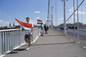 Folytatódik a zászlóügy: magyar zászlókkal rakták tele a mi hazánkosok az Erzsébet hidat