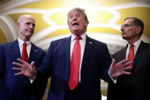 A demokraták örömmel nézhetik, ahogy egymás torkának esnek Trump és a republikánus szenátorok