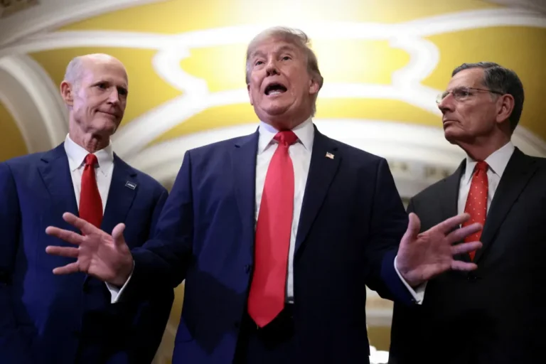 A demokraták örömmel nézhetik, ahogy egymás torkának esnek Trump és a republikánus szenátorok