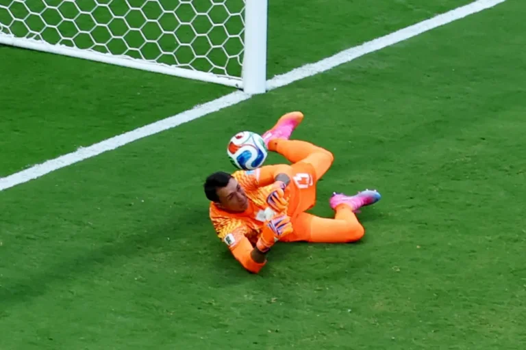 Egy újabb kapushiba Uruguay vb-jébe került, Spanyolország csoportgyőztes