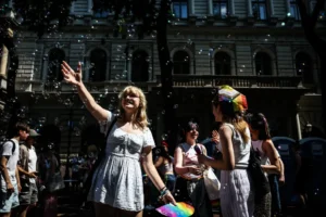 Képeken a hatalmas hőségben vonuló Pride
