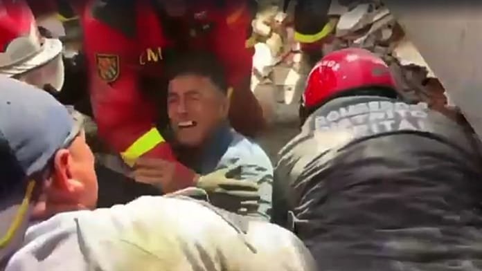 Férfit mentenek ki a romok alól három nappal a venezuelai földrengés után