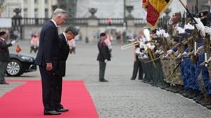 Belga királyi pár vörös szőnyeggel fogadja a japán császárt