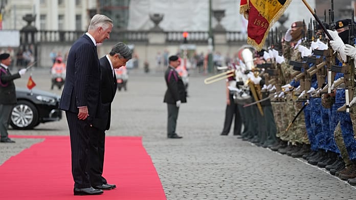 Belga királyi pár vörös szőnyeggel fogadja a japán császárt