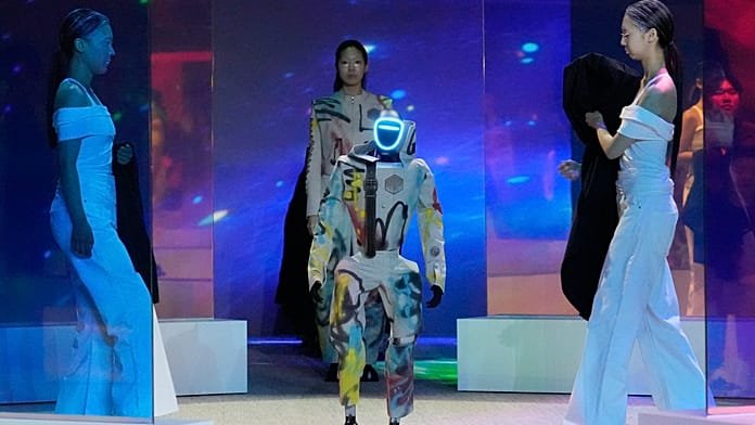 Humanoid robotok lépnek kifutóra a modellekkel egy szöuli divatbemutatón