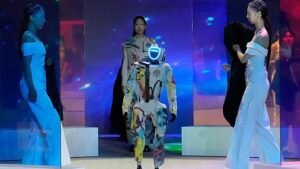Humanoid robotok lépnek kifutóra a modellekkel egy szöuli divatbemutatón