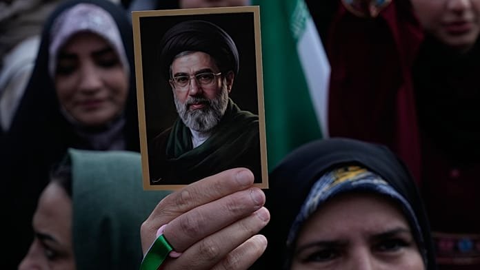 Irán legfelsőbb vezetője nem ért egyet az Egyesült Államokkal kötött egyezséggel, de engedélyezte