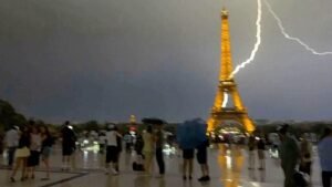 Videó: Villám csap az Eiffel-toronyba heves párizsi viharban