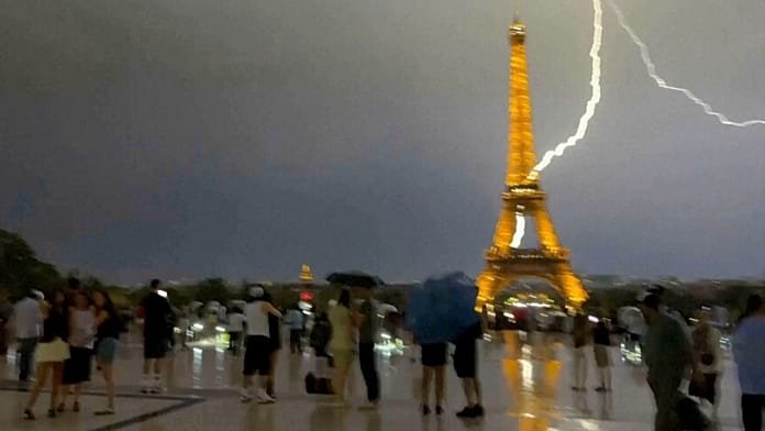 Videó: Villám csap az Eiffel-toronyba heves párizsi viharban